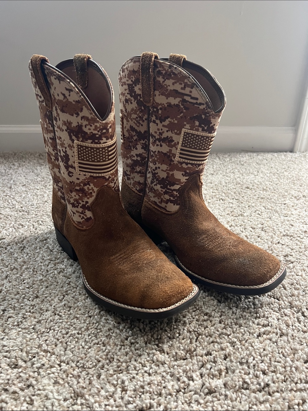 NEW Womenโs Ariat Brown Suede Cowboy Boots with Camo American Flag